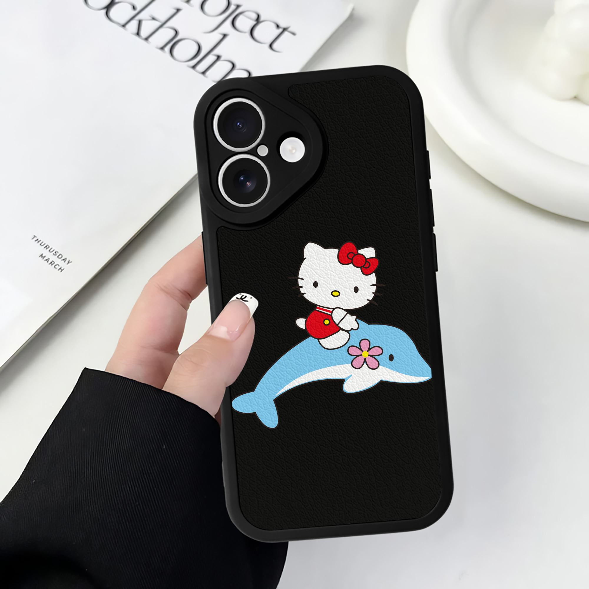 （画像用） Hello Kitty ハローキティ 【iPhone 16シリーズ対応】シリコンスマホケース（レザー調） 材質：シリコン